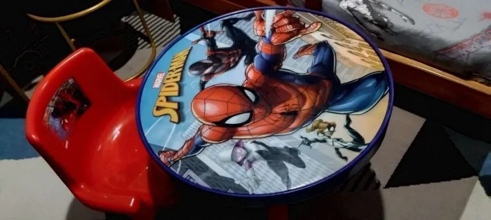 Vendo mesa e cadeira do homem-aranha