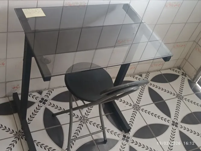 Mesa de vidro + banqueta dobrável