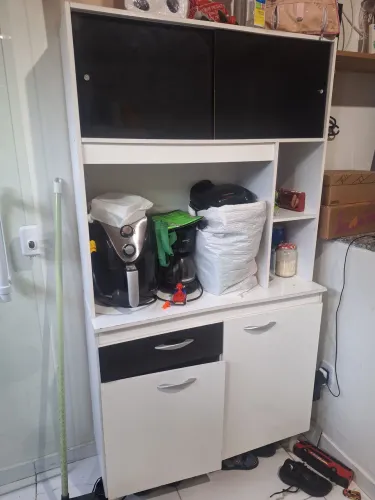 Armário  de cozinha  bom estado, preto e branco. 