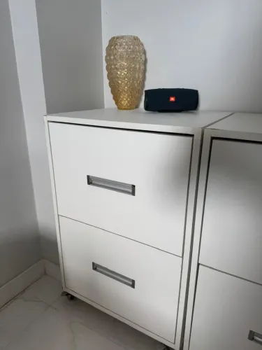 Vendo 2 armários com rodinhas dois gavetões R$800,00
