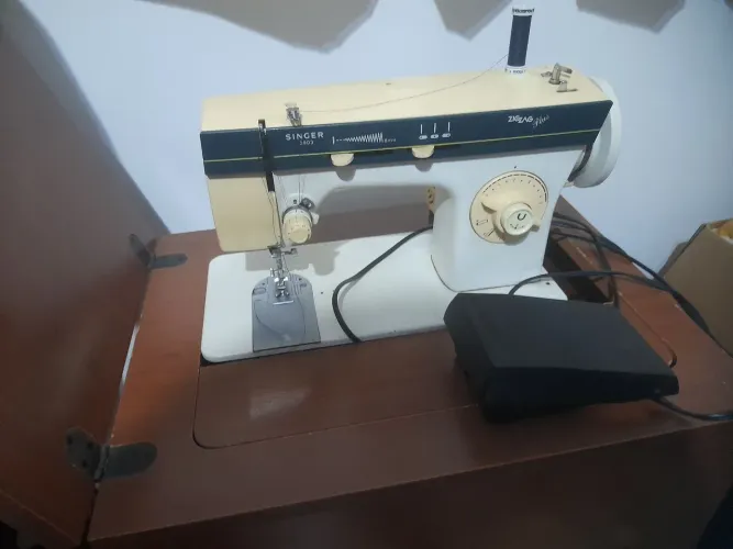 Máquina de costura Singer com gabinete 