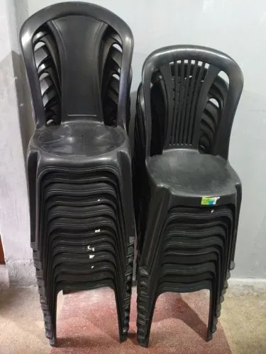 Cadeira preta plástica