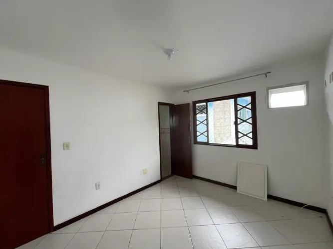 Alugo casa no Mirante da Lagoa com 03 quartos por R$4.000,00