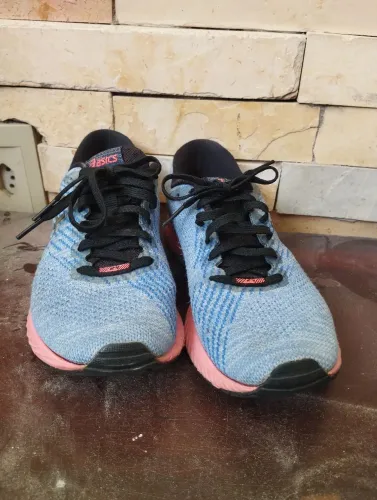 Tênis Asics 24 Gel corrida ou treino, versão não é mais produzida.