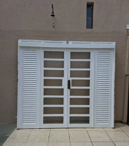 Porta grande em Madeira de Lei