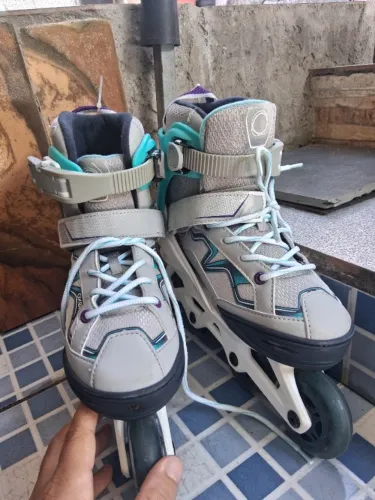 Patins com equipamento de segurança completa. Calça 32-35