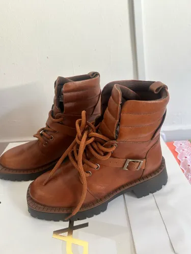 Bota de couro feminina 