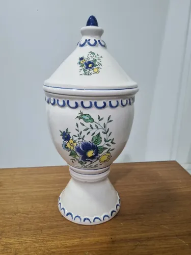 Pote de cerâmica com tampa