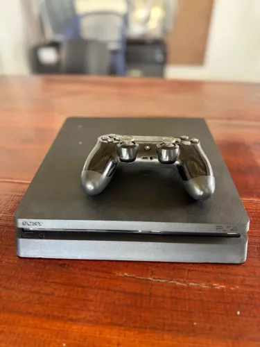 PlayStation 4 Slim 500 GB, com um controle