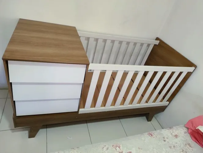 Berço vira cama em perfeito estado!