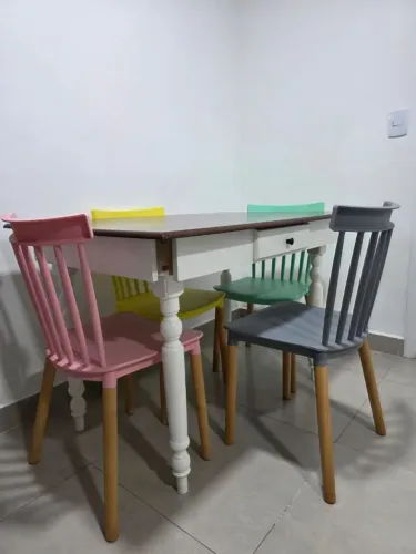 Mesa com 4 cadeiras