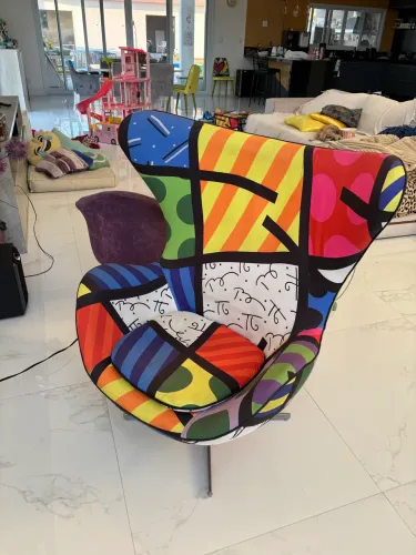 Poltrona Egg Romero Britto Original