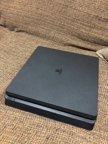 PS4 - 1TB (6 jogos + 2 controles)
