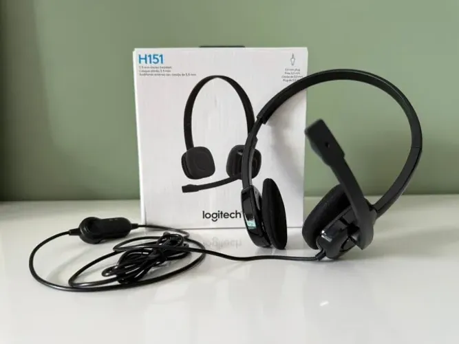 Headset com fio Logitech H151 com Microfone com Redução de Ruído - Preto