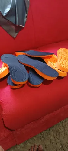 4 pares de palmilhas tamanho 43 em gel para conforto dos pés.