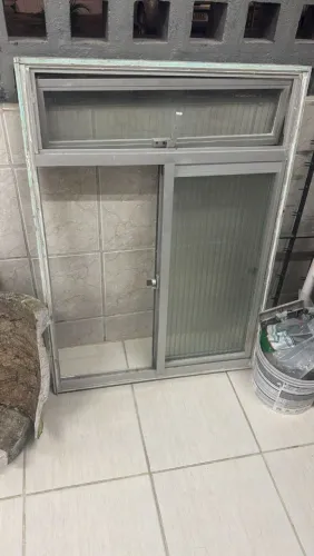 Vende-se portão, janela, escomboges, grades