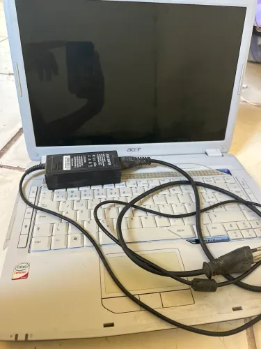 notebook Acer Aspire 5920. Modelo antigo, não tem bateria, funciona com o adaptador.