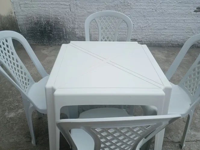 Mesa e 4 cadeiras de plástico