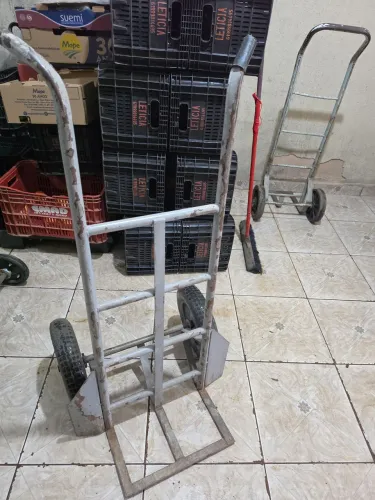 CARRINHO DE MÃO E CARGA