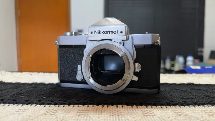 Câmera SLR Nikon Nikkormat para decoração