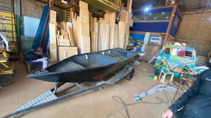 Barco com carretinha e motor jonhson 25 hp