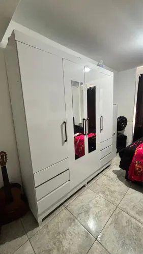 Guarda roupas 4 portas , 6 gavetas e espelho