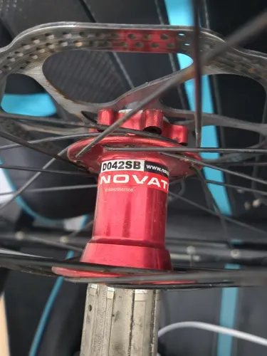 Aro rockrider 27.5 com cubo novatech em ótimo estado, brinde disco xtime 160