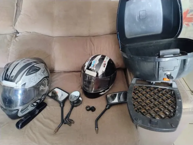 Um capacete para moto adulto unissex, e um infantil, um par de retrovisor de moto e um bau