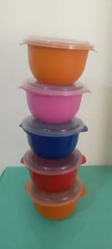 Um jogo de vasilhas de plásticos com tanpa novinhas .