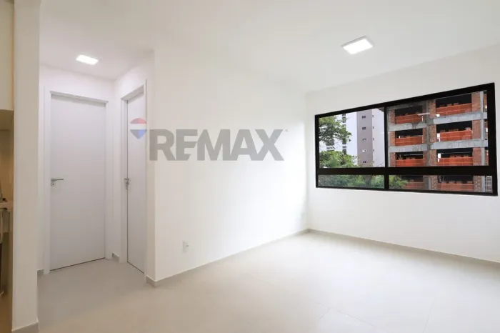Apartamento compacto de 31m com 1 quarto, 1 sala, 1 wc, cozinha e área de serviços. 1 Vaga