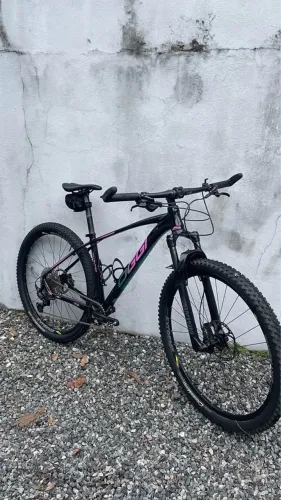 Bicicleta Oggi quadro 17, aro 29, quadro em alumínio.