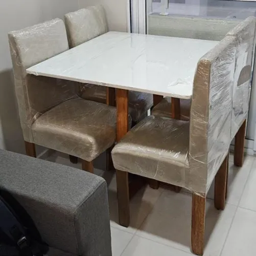 Mesa de jantar com 4 cadeiras ?