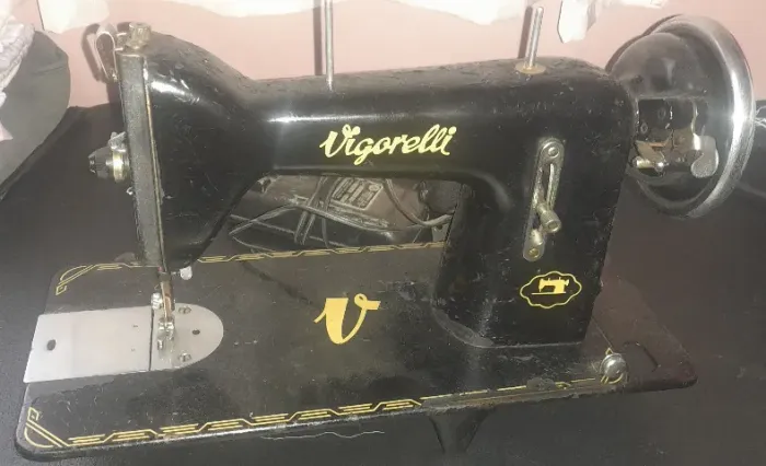 Maquina de costura Vigorelli antiga - Fulugilo MC3