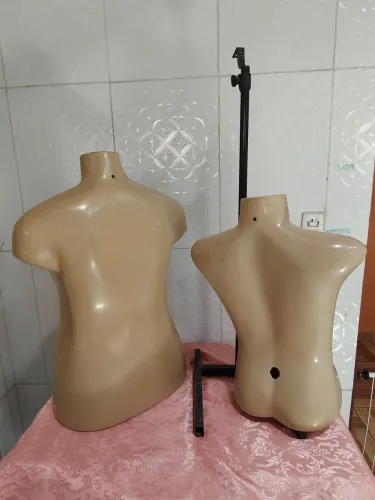 Vendo 2 maninquin tms P GG e um suporte de ferro