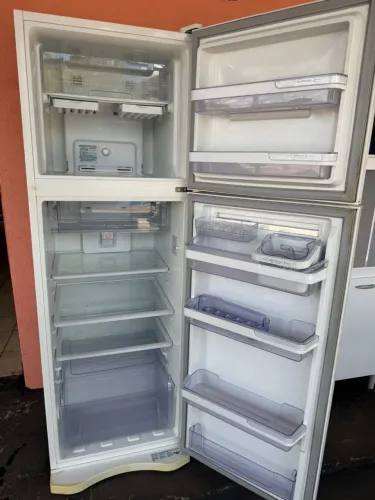 Hoje entrego dou garantia Geladeira seminova 