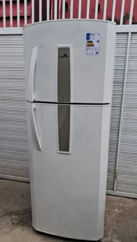 Geladeira duas frosfree em ótimo estado de uso