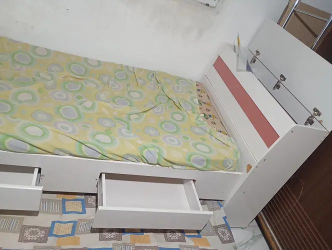 Vendo cama de solteiro com cama adicional inclusive os colchões 