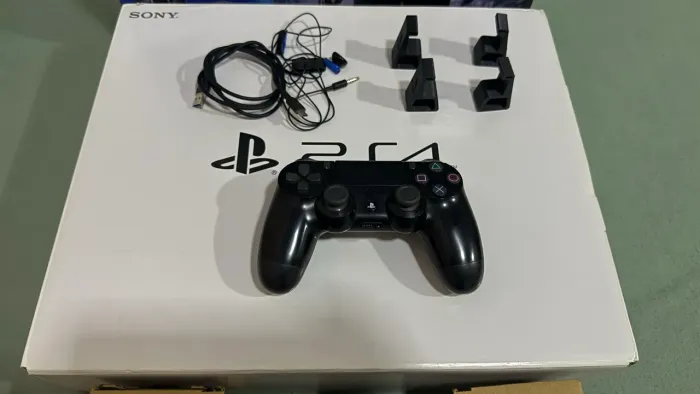 Vendo PS4 completo na caixa