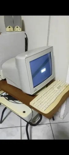 Computador Antigo, positivo ,Para exposição,Leia: