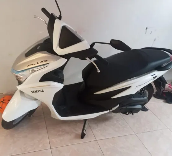Moto fluo, automática única dona. Sem multas ou pendências financeiras. Dispenso curiosos