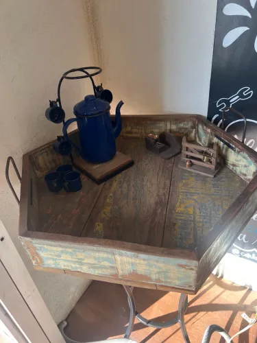 Mesa de canto em ferro e madeira tratada de tiradentes