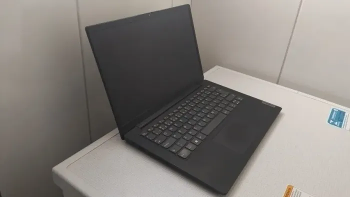 Lenovo V14 Core i5 8GB SSD 256GB Tela IPS 14" - Ubuntu 24