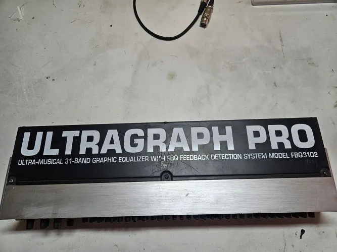 Equalizador Behringer 