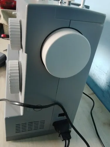 Máquina Singer facilita pro costura