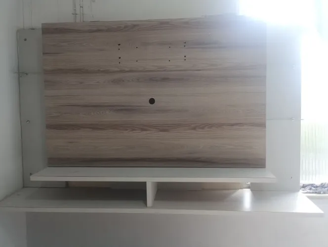 Painel para TV com avaria.