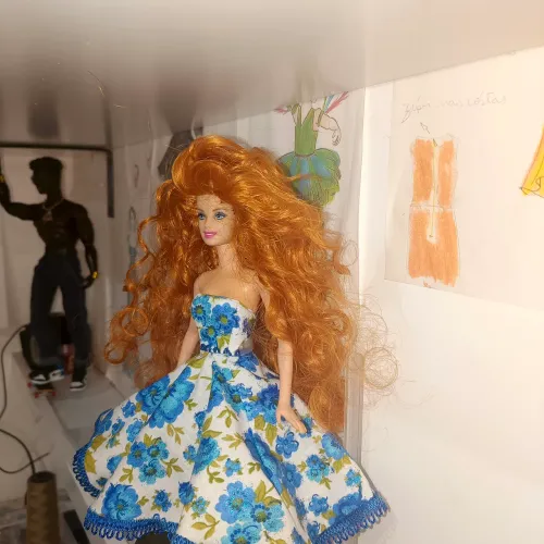 Barbie ruiva cacheada com vestido florido com glitter