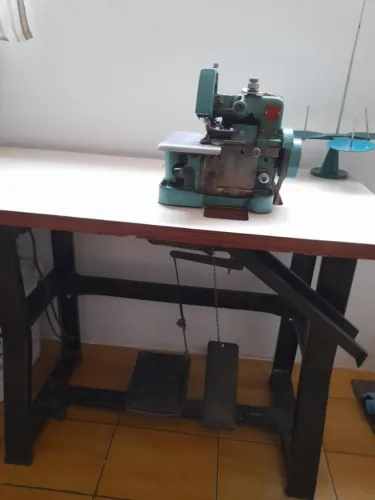 Maquina de costura overloque semi-industrial com mesa