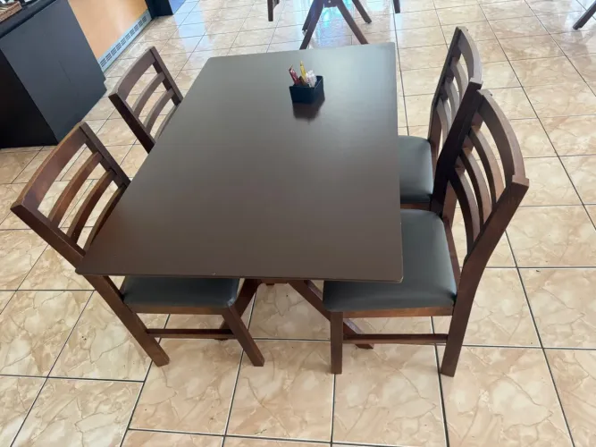 Vendo jogo de mesas com cadeiras