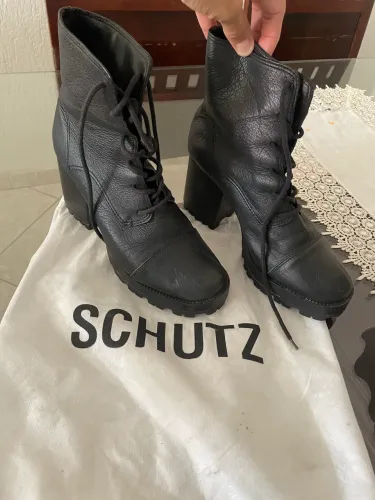 Bota coturno Shutz 