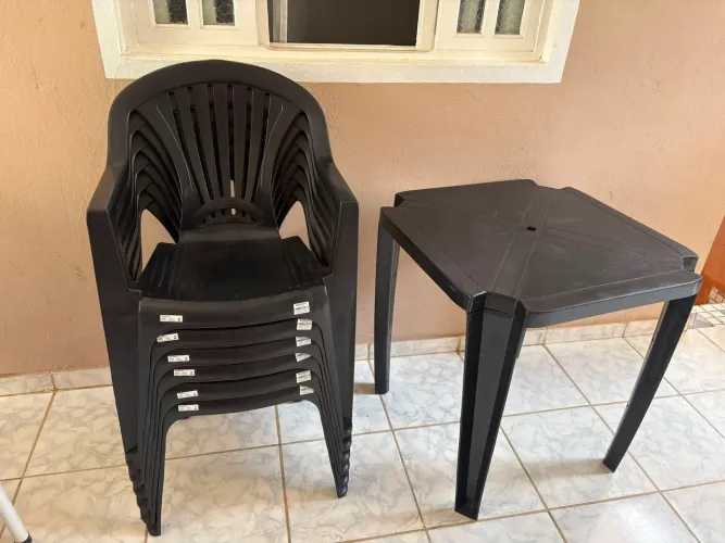 Kit 6 cadeiras e 1 mesa de plástico